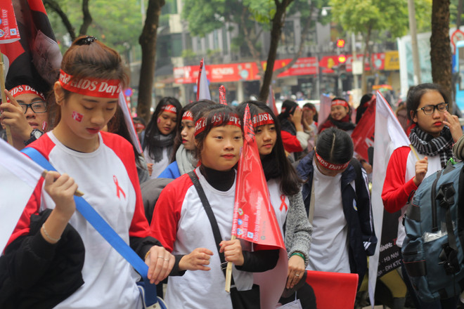 Ngày phòng chống AIDS: 'Bóng bay' bao cao su tràn phố đi bộ ảnh 8