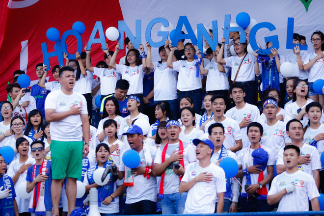 CĐV Hoàng Anh Gia Lai "lấn lướt" chủ nhà sân Hàng Đẫy ảnh 2