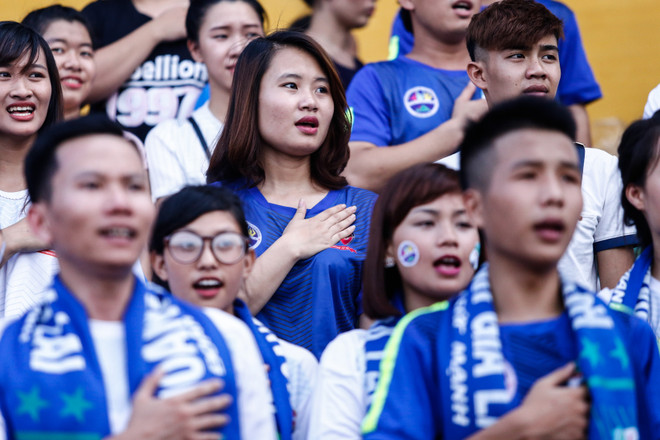 CĐV Hoàng Anh Gia Lai "lấn lướt" chủ nhà sân Hàng Đẫy ảnh 1