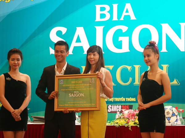 Hạn chế cầu thủ chuyên nghiệp tại sân chơi “phủi” Hà Nội ảnh 1