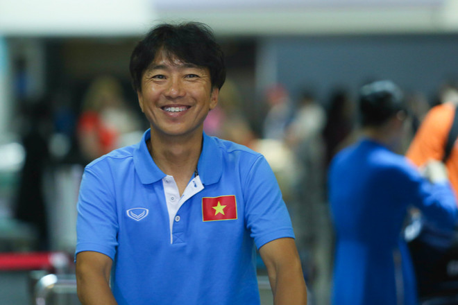 [Photo] HLV Miura rạng rỡ trở về Việt Nam trong niềm vui chiến thắng ảnh 2