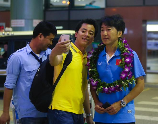 [Photo] HLV Miura rạng rỡ trở về Việt Nam trong niềm vui chiến thắng ảnh 5