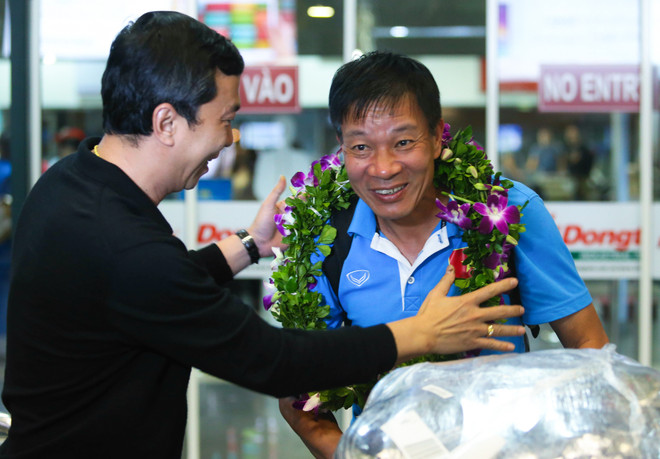 [Photo] HLV Miura rạng rỡ trở về Việt Nam trong niềm vui chiến thắng ảnh 4