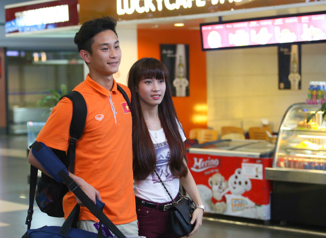 [Photo] HLV Miura rạng rỡ trở về Việt Nam trong niềm vui chiến thắng ảnh 6