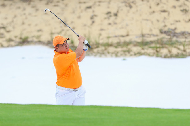 Cựu danh thủ Nguyễn Hồng Sơn so gậy cùng vợ chồng nhạc sĩ Minh Khang ảnh 3