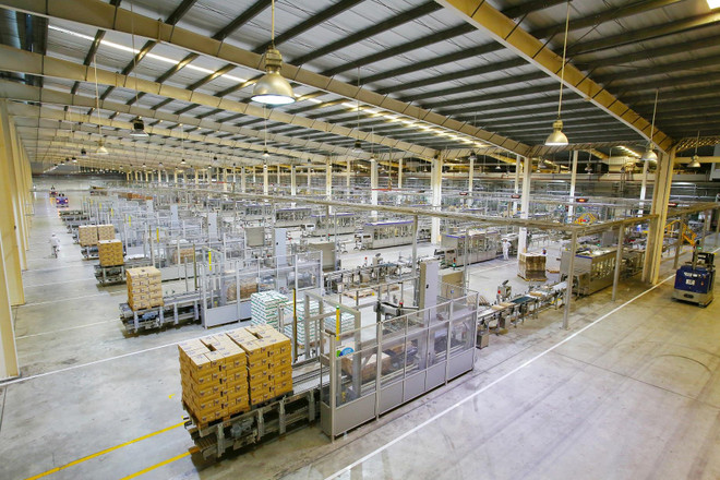 Siêu nhà máy 20 ha được vận hành bởi các thiết bị công nghệ tự động hàng đầu thế giới, đảm bảo sữa thành phẩm luôn hợp vệ sinh và sạch sẽ tuyệt đối. (Ảnh: CTV) Diễn viên Mạnh Trường: Mong chương trình Sữa học đường được nhân rộng ảnh 1