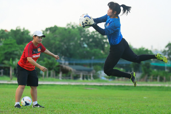 Kim Hồng gây ấn tượng tốt với một vài tình huống đi bóng nguy hiểm. (Ảnh: Minh Chiến/Vietnam+) 24 tiếng trước trận Jordan: Nữ Việt Nam vẫn tập căng sức ảnh 9