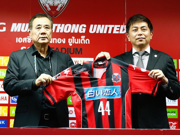 Chủ tịch Muangthong United Pongsak Pholanan (trái) vui mừng với thành công của Chanathip. (Ảnh: Nation) Chanathip đến J-League, bóng đá Thái Lan lại đi trước Việt Nam ảnh 2