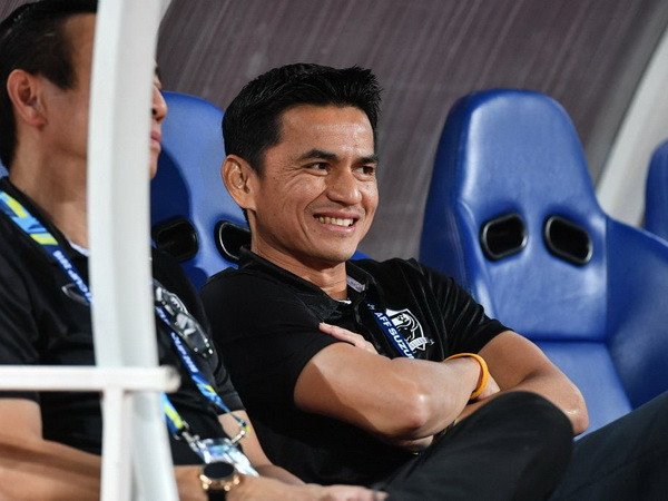 Kiatisak nhiều khả năng sẽ tiếp tục ở lại dẫn dắt tuyển Thái Lan. (Ảnh: AFF Suzuki Cup 2016) Nói không với thầy cũ Messi, Thái Lan muốn giữ chân Kiatisak ảnh 1