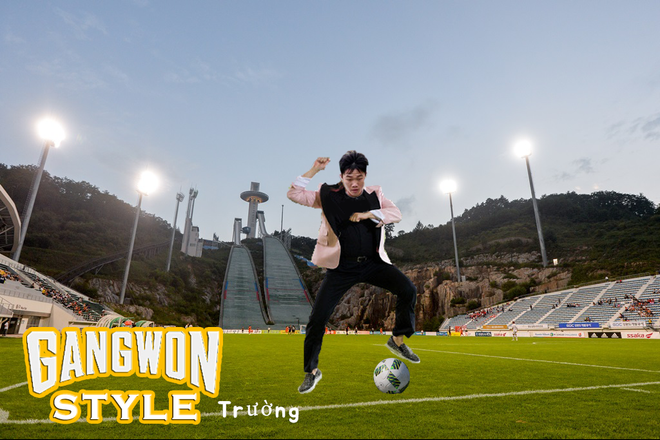 Xuân Trường trong tấm hình đăng trên trang chủ Gangwon FC. (Ảnh: Gangwon) Gangwon hé lộ chiến lược tiếp thị hình ảnh thương mại Xuân Trường ảnh 1