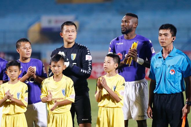 Ngoại binh Hà Nội giận dỗi, cả ban huấn luyện thi nhau dỗ dành ảnh 1