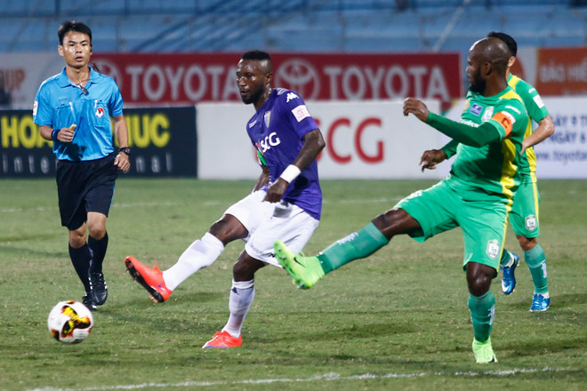 Ngoại binh Hà Nội giận dỗi, cả ban huấn luyện thi nhau dỗ dành ảnh 2