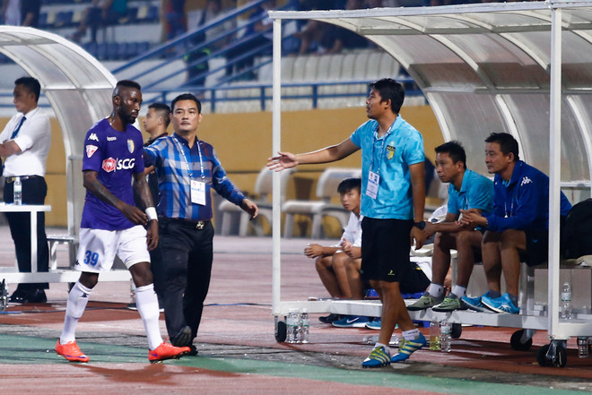 Ngoại binh Hà Nội giận dỗi, cả ban huấn luyện thi nhau dỗ dành ảnh 7
