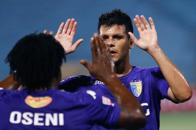 Ngoại binh Hà Nội giận dỗi, cả ban huấn luyện thi nhau dỗ dành ảnh 4