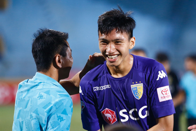 Ngoại binh Hà Nội giận dỗi, cả ban huấn luyện thi nhau dỗ dành ảnh 9