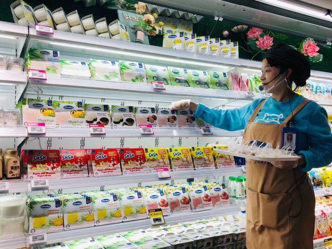Nhân viên của siêu thị Hema Hồ Nam tại quầy sản phẩm sữa chua của Vinamilk. (Ảnh: CTV) Sữa chua Vinamilk đã có mặt tại siêu thị thông minh Hema ảnh 2