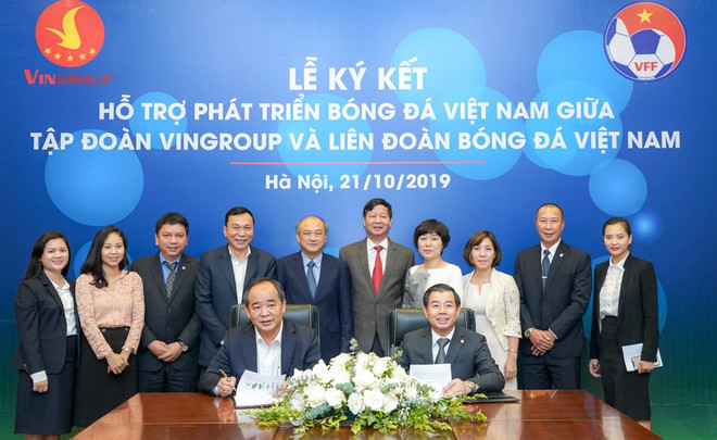 Ông Lê Khánh Hải, Thứ trưởng Bộ Văn hóa – Thể thao – Du lịch, Chủ tịch VFF và Ông Nguyễn Việt Quang, Phó Chủ tịch kiêm Tổng Giám đốc Tập đoàn Vingroup ký kết thỏa thuận hợp tác chiến lược nhằm hỗ trợ phát triển bóng đá Việt Nam. (Ảnh: CTV) Vingroup và VFF ký thỏa thuận hợp tác hỗ trợ phát triển bóng đá Việt ảnh 1