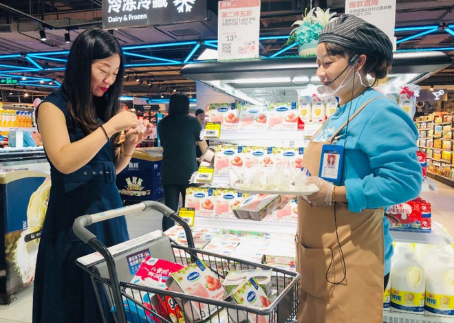 Khách hàng có thể dùng thử sản phẩm sữa chua của Vinamilk tại siêu thị Hema, sau đó đặt hàng qua ứng dụng di động. (Ảnh: CTV) Sữa chua Vinamilk đã có mặt tại siêu thị thông minh Hema ảnh 3