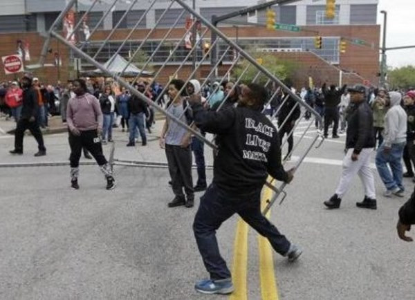 Mỹ: Baltimore ban bố tình trạng khẩn cấp và giới nghiêm ảnh 1
