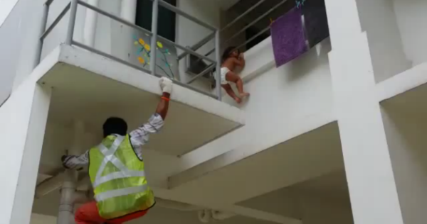 Singapore: Giải cứu em bé bị kẹt đầu vào chấn song ban công ảnh 1