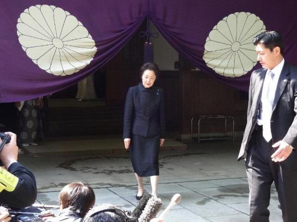 Bà Eriko Yamatani đến thăm đền Yasukuni. (Nguồn: AFP) Quan chức Nhật tiếp tục viếng đền Yasukuni bất chấp chỉ trích ảnh 1