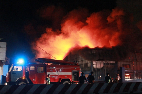 [Photo] Lửa bao trùm kho chứa sơn và hóa chất ở Bình Dương ảnh 4