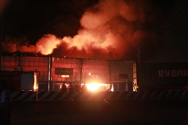 [Photo] Lửa bao trùm kho chứa sơn và hóa chất ở Bình Dương ảnh 1