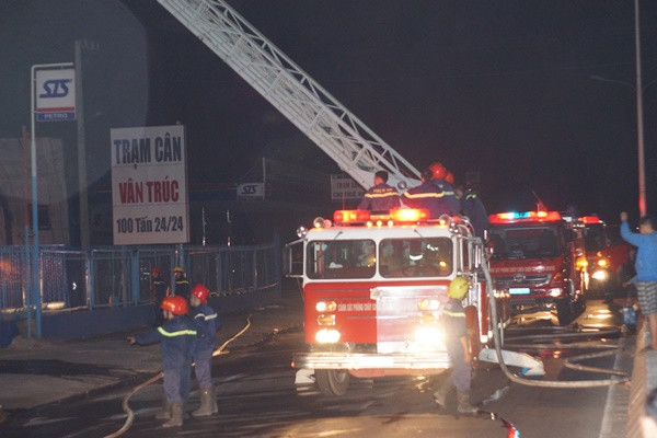 Bình Dương: Khống chế vụ cháy kho chứa hóa chất rộng 1.500m2 ảnh 1