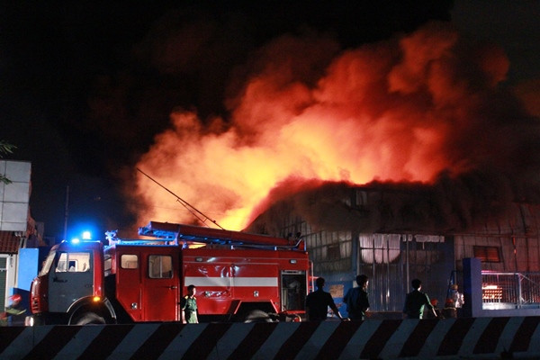 [Photo] Lửa bao trùm kho chứa sơn và hóa chất ở Bình Dương ảnh 5