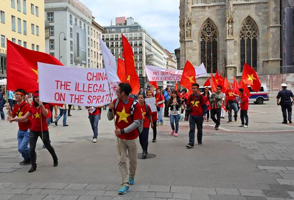 Đông đảo người Việt tại Áo biểu tình phản đối Trung Quốc ảnh 1