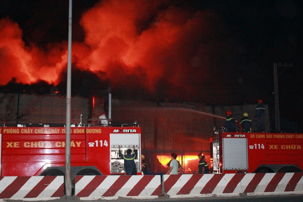 [Photo] Lửa bao trùm kho chứa sơn và hóa chất ở Bình Dương ảnh 2
