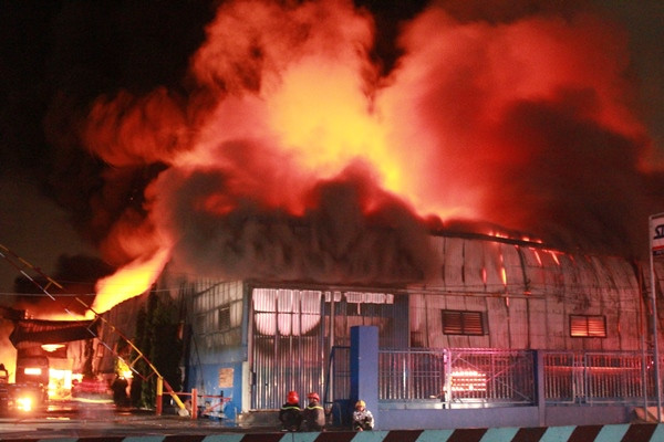 [Photo] Lửa bao trùm kho chứa sơn và hóa chất ở Bình Dương ảnh 6