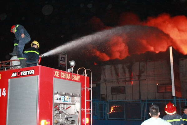 [Photo] Lửa bao trùm kho chứa sơn và hóa chất ở Bình Dương ảnh 3