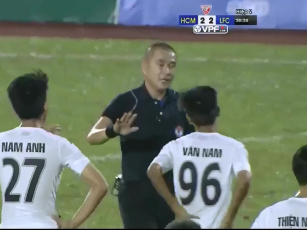 Phản đối trọng tài, đội Long An "đi bộ" dâng 3 bàn cho đối thủ ảnh 1