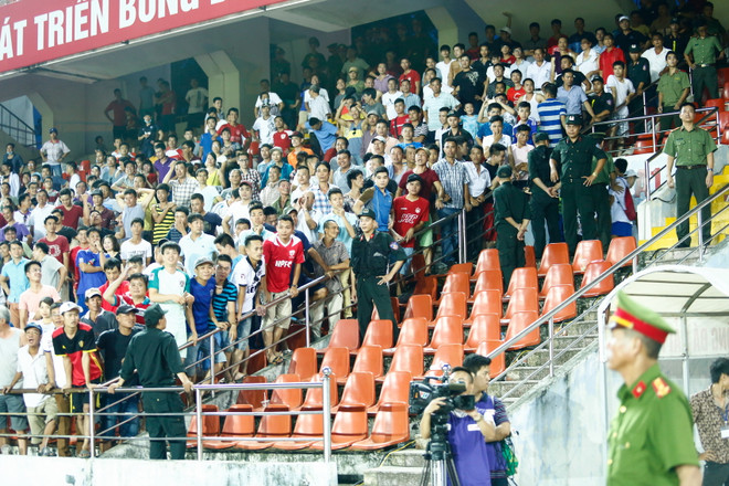 CĐV Hải Phòng nổi điên, HLV Việt Hoàng phải hủy họp báo ảnh 1