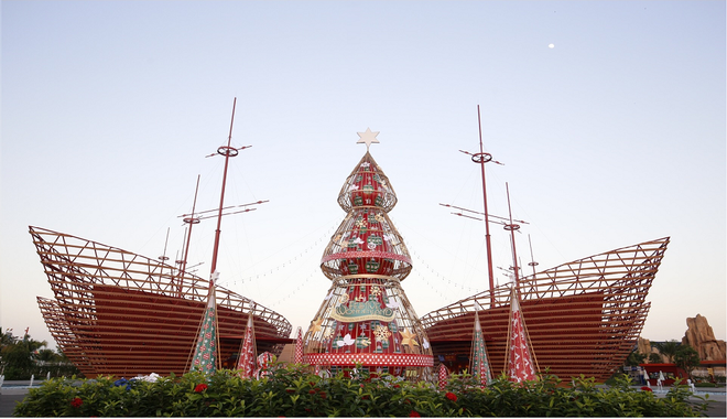 Du khách đổ về "check in” bên cây thông lồng đèn cao nhất Việt Nam ảnh 1