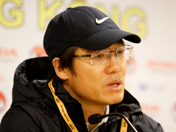 HLV Hong Kong: Chúng tôi tôn trọng bóng đá Việt Nam ảnh 1