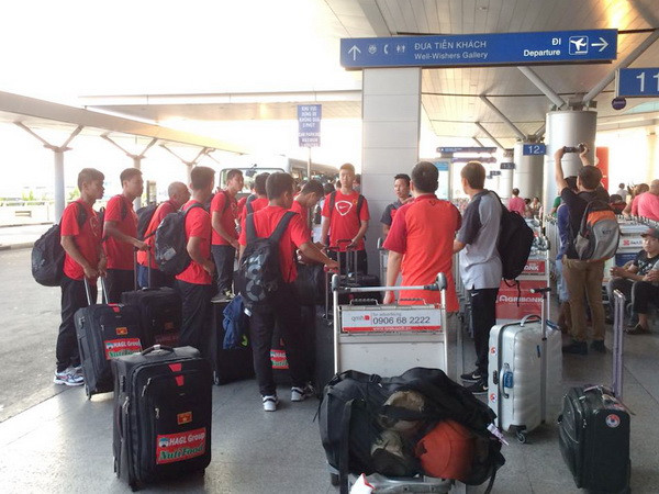 Đội tuyển U19 Việt Nam đã có mặt tại London ảnh 1