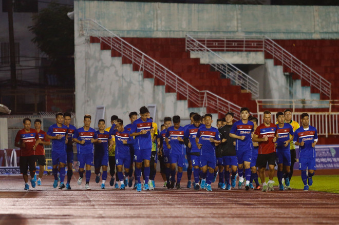 Ông Thắng buộc phải cho các tuyển thủ tập chay bên ngoài đường piste dù hôm nay là lần đầu tiên, tuyển Việt Nam hội đủ lực lượng tốt nhất. (Ảnh: Minh Chiến/Vietnam+) HLV Hữu Thắng có đủ tinh binh, tuyển Việt Nam vẫn phải tập chay ảnh 2