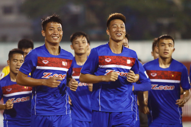 Trước đó, tuyển Việt Nam trải qua gần một tuần tập luyện trong tình trạng thiếu hụt lực lượng nghiêm trọng. (Ảnh: Minh Chiến/Vietnam+) HLV Hữu Thắng có đủ tinh binh, tuyển Việt Nam vẫn phải tập chay ảnh 4