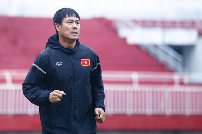 Fan nữ mang bánh và hoa tới mừng sinh nhật sao HAGL ở đội tuyển ảnh 7