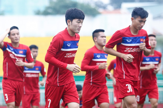 Fan nữ mang bánh và hoa tới mừng sinh nhật sao HAGL ở đội tuyển ảnh 5