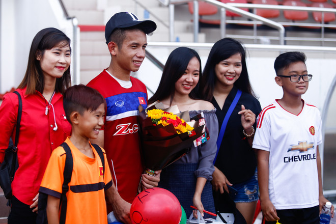 Fan nữ mang bánh và hoa tới mừng sinh nhật sao HAGL ở đội tuyển ảnh 2