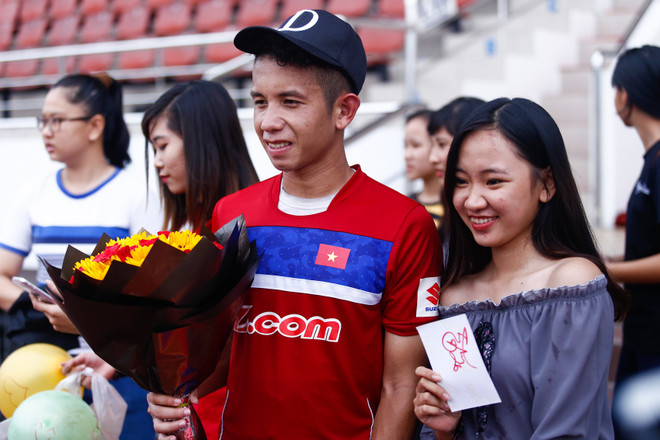 Fan nữ mang bánh và hoa tới mừng sinh nhật sao HAGL ở đội tuyển ảnh 1