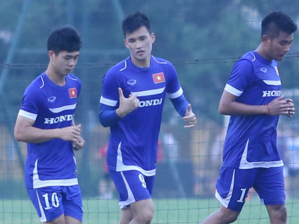 Công Vinh sẽ đá cặp Công Phượng trong cuộc đối đầu Man City? ảnh 1