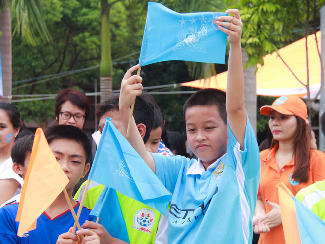 Hai nhà vô địch World Cup có chuyến thăm "toát mồ hôi" ở làng trẻ SOS ảnh 3