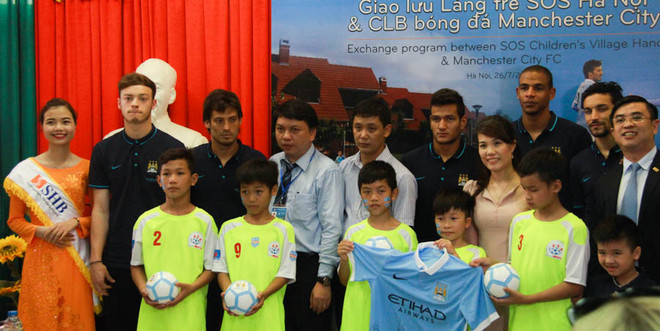 Hai nhà vô địch World Cup có chuyến thăm "toát mồ hôi" ở làng trẻ SOS ảnh 8