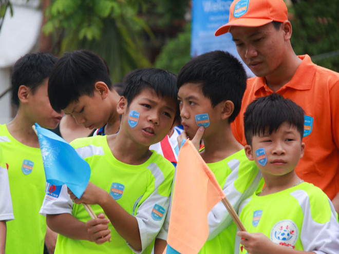 Hai nhà vô địch World Cup có chuyến thăm "toát mồ hôi" ở làng trẻ SOS ảnh 2