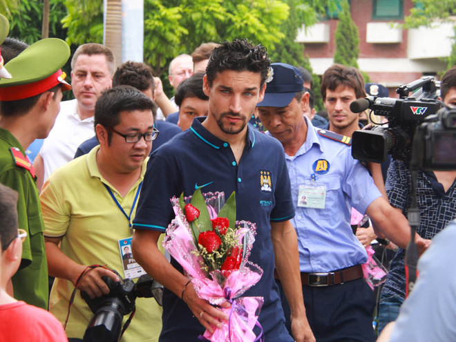Hai nhà vô địch World Cup có chuyến thăm "toát mồ hôi" ở làng trẻ SOS ảnh 6