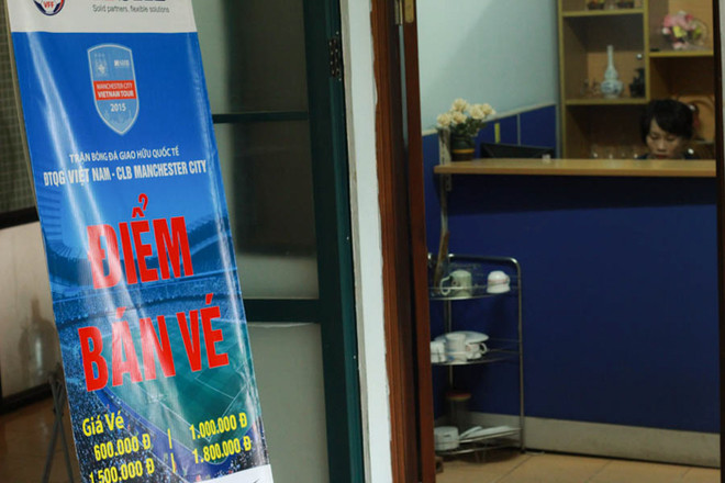 Nhiều khán giả muốn “bán lại” vé xem trận giao hữu Man City ảnh 3